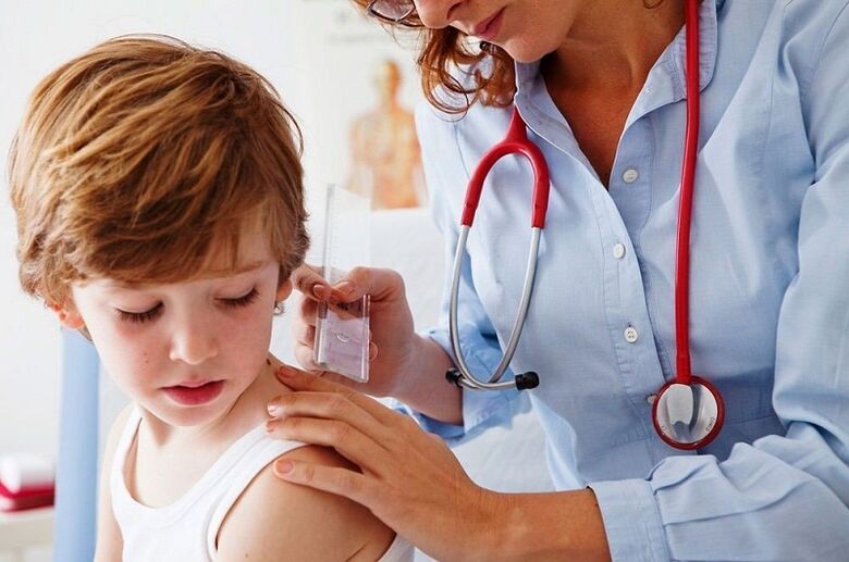 lekár vyšetrí dieťa s papilómom na tele